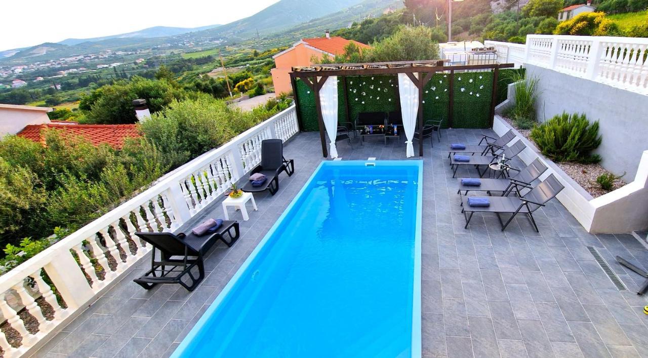 Sunny Holiday House With Pool Kastela Exterior photo