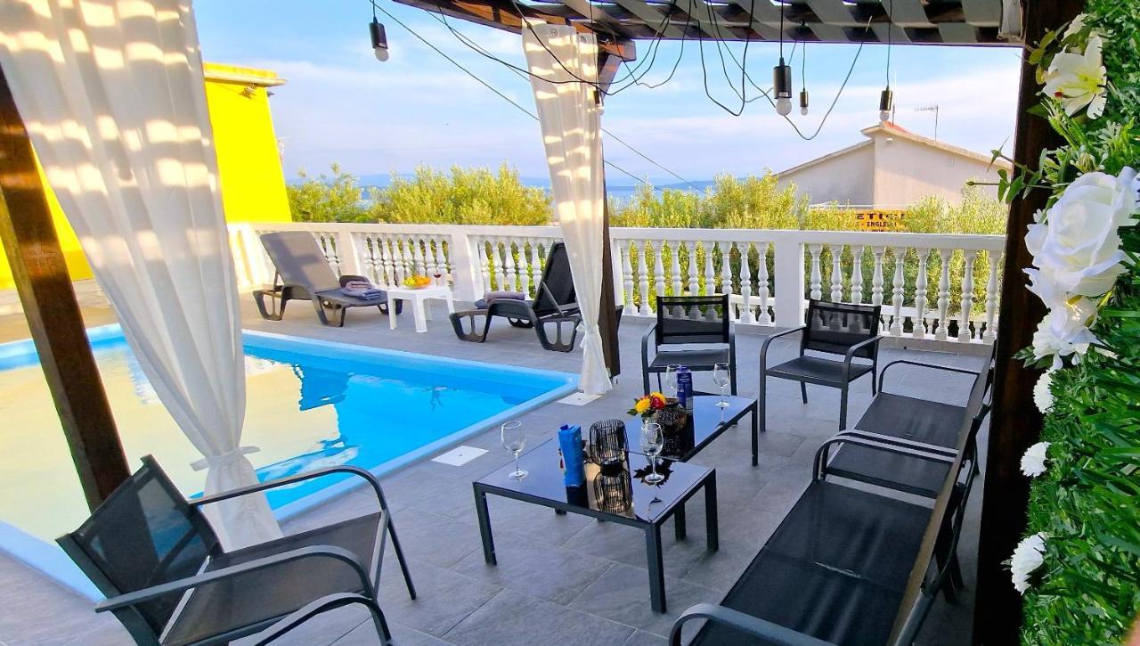 Sunny Holiday House With Pool Kastela Exterior photo